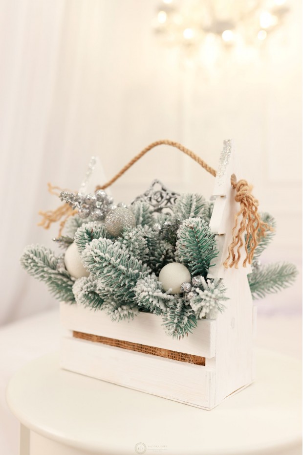 Новорічна композиція у дерев'яному кашпо "Snow"