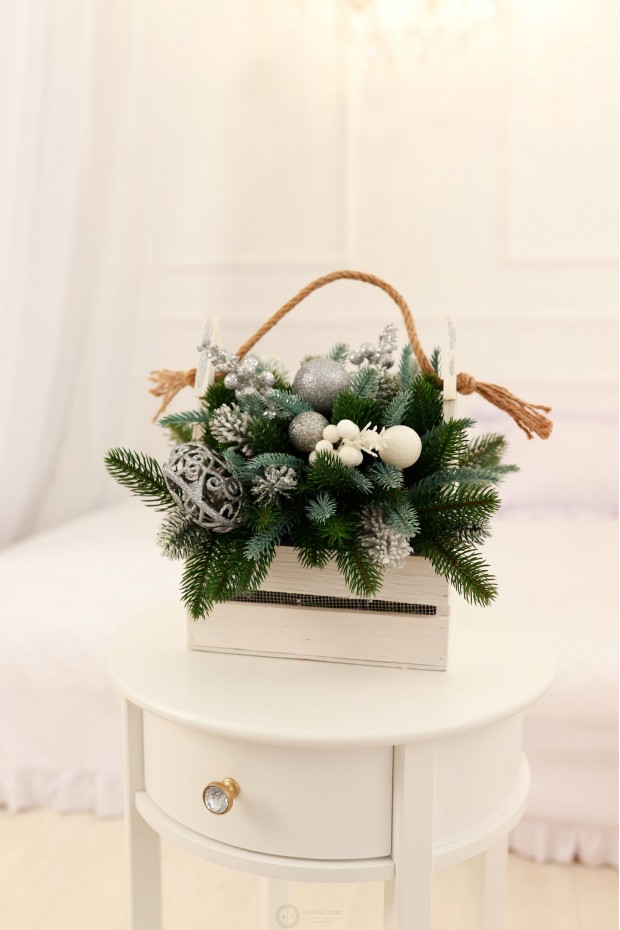 Новорічна композиція у дерев'яному кашпо "Green-blue"