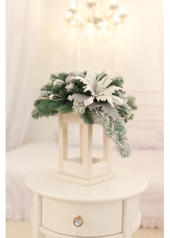 Різдвяний ліхтар у сніжному декорі