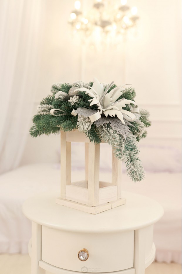 Різдвяний ліхтар у сніжному декорі