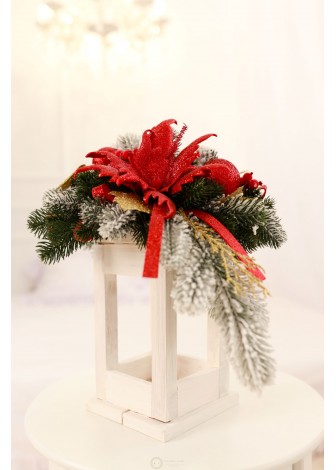 Різдвяний ліхтар у червоному декорі