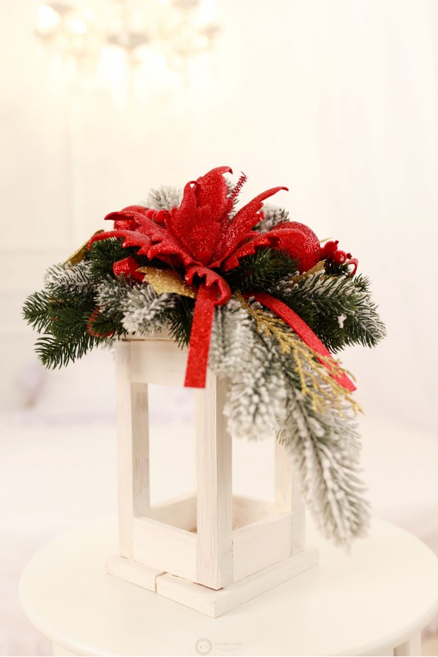 Різдвяний ліхтар у червоному декорі