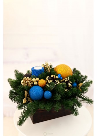 Новорічна композиція у дерев'яному кашпо "Candle"