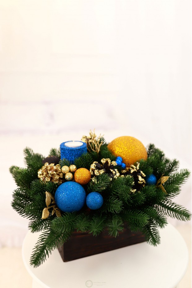 Новорічна композиція у дерев'яному кашпо "Candle"