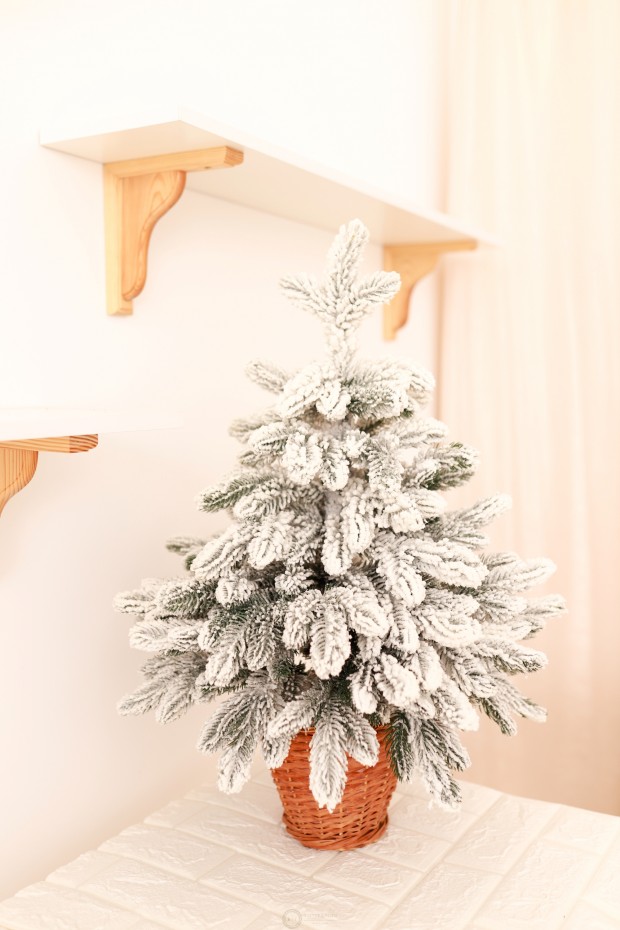 Ялинка лита засніжена в горщику з лози 70 см