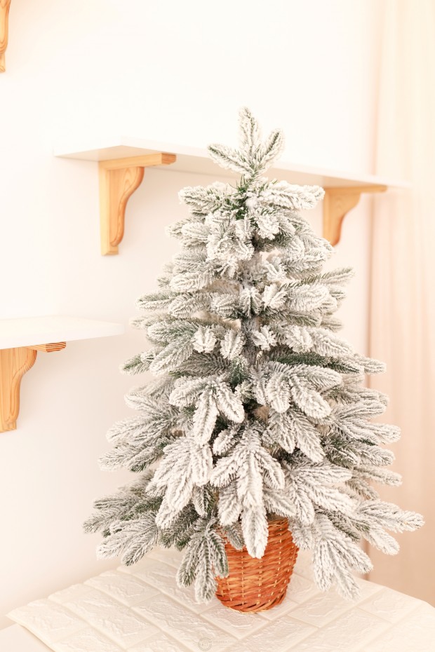 Ялинка лита засніжена в горщику з лози 90 см